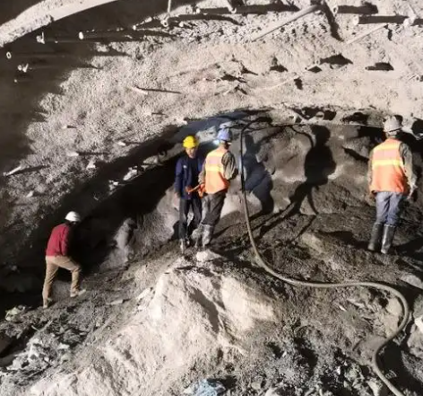 彬村山华侨农场拱顶带模注浆料的施工流程及注意事项